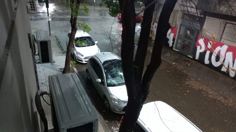 Diluvia en la ciudad de Rosario, fuertes tormentas de viento y lluvia. 