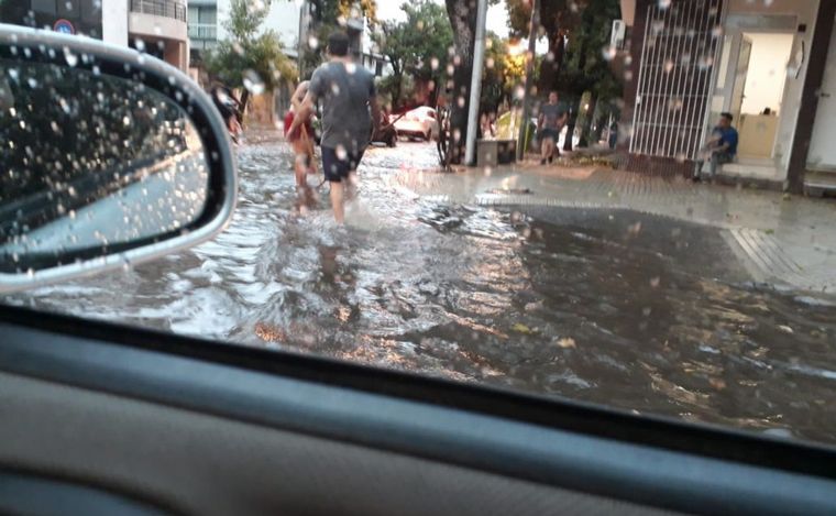 Diluvia en la ciudad de Rosario. El barrio Pichincha se encuentra inundado.