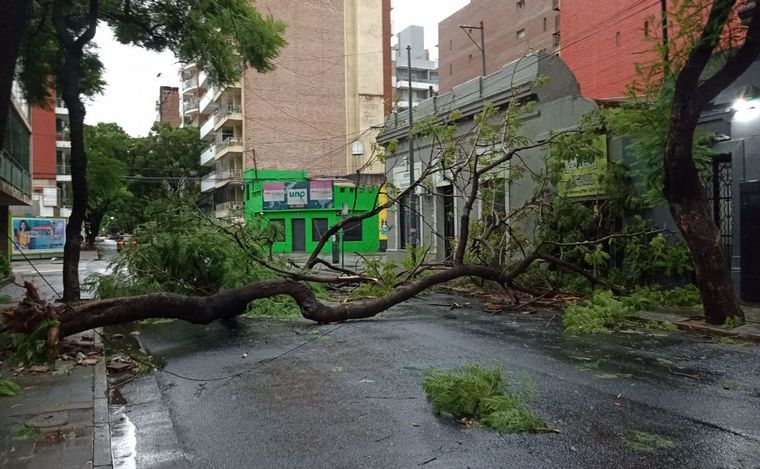 VIDEO: Diluvia en la ciudad de Rosario, fuertes tormentas de viento y lluvia. 