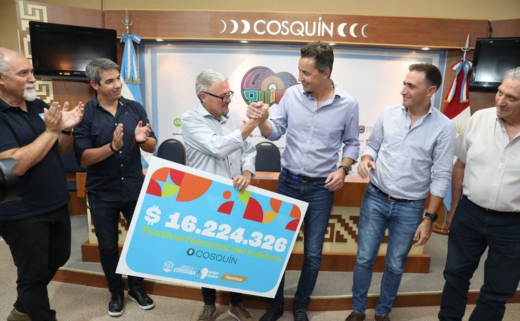 FOTO: El gobierno de Córdoba entregó aportes para el Festival de Cosquín 2023.