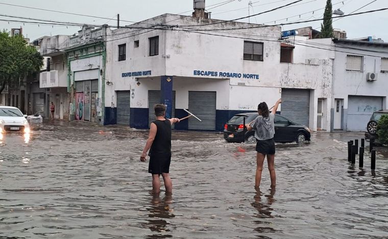 Diluvia en la ciudad de Rosario, fuertes tormentas de viento y lluvia.