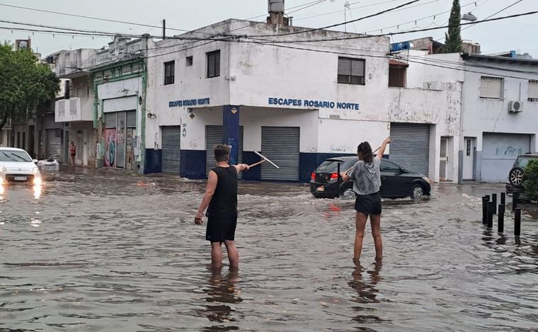 FOTO: Diluvia en la ciudad de Rosario. El barrio Pichincha se encuentra inundado.