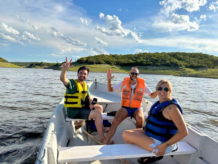 Un paseo en lancha por el dique de Cruz del Eje