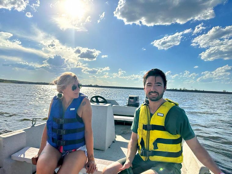 Un paseo en lancha por el dique de Cruz del Eje