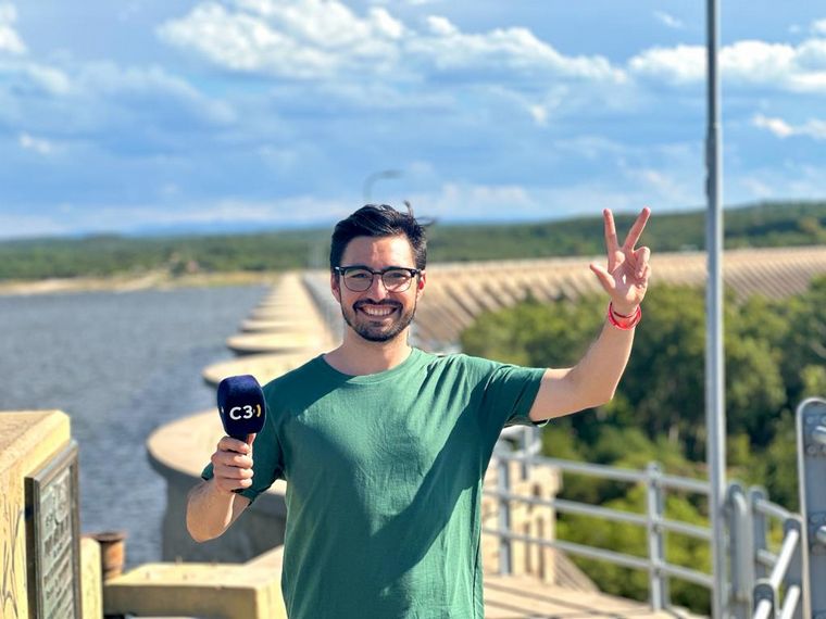 Un paseo en lancha por el dique de Cruz del Eje