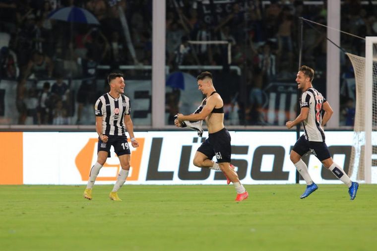 Rodrigo Garro festeja el segundo gol de Talleres ante Belgrano.