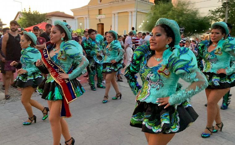 Las calles de Cosquín se llenaron de color en el inicio del Festival de Folclore.