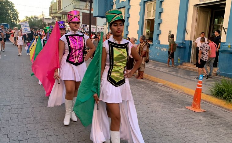 Las calles de Cosquín se llenaron de color en el inicio del Festival de Folclore.