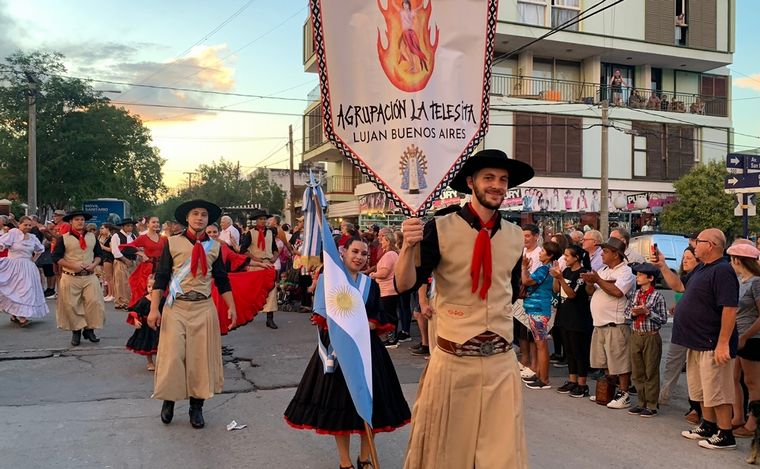 Las calles de Cosquín se llenaron de color en el inicio del Festival de Folclore.