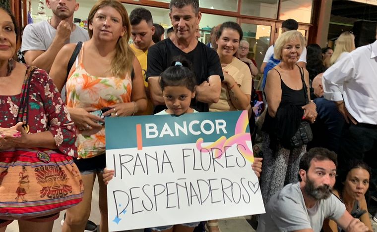 Las calles de Cosquín se llenaron de color en el inicio del Festival de Folclore.