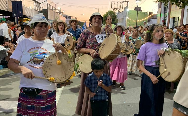 Las calles de Cosquín se llenaron de color en el inicio del Festival de Folclore.