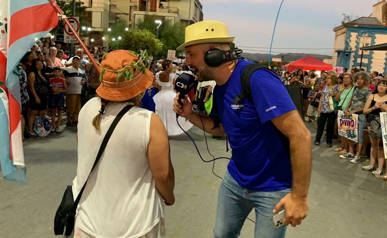 Las calles de Cosquín se llenaron de color en el inicio del Festival de Folclore.