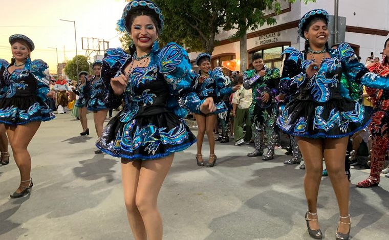 Las calles de Cosquín se llenaron de color en el inicio del Festival de Folclore.