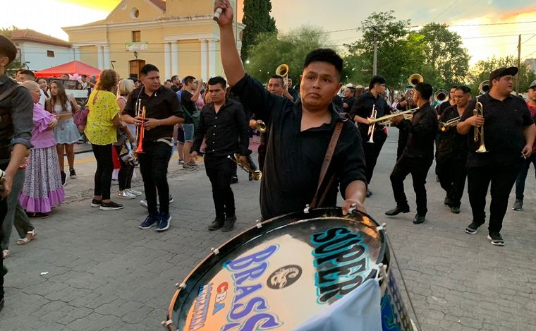 Las calles de Cosquín se llenaron de color en el inicio del Festival de Folclore.
