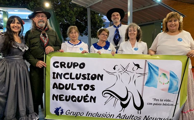 Las calles de Cosquín se llenaron de color en el inicio del Festival de Folclore.