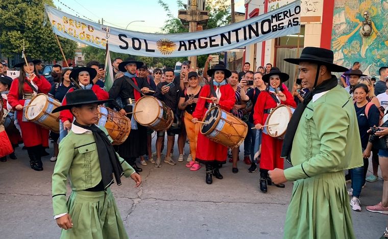 Las calles de Cosquín se llenaron de color en el inicio del Festival de Folclore.