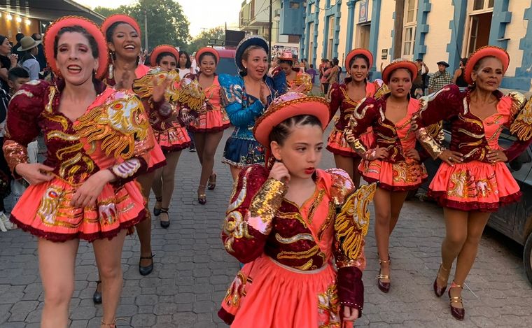 Las calles de Cosquín se llenaron de color en el inicio del Festival de Folclore.