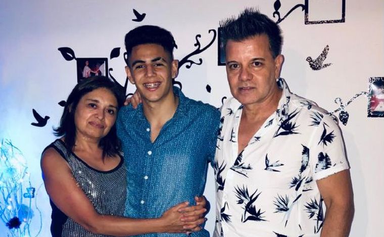 Emiliano con sus padres.