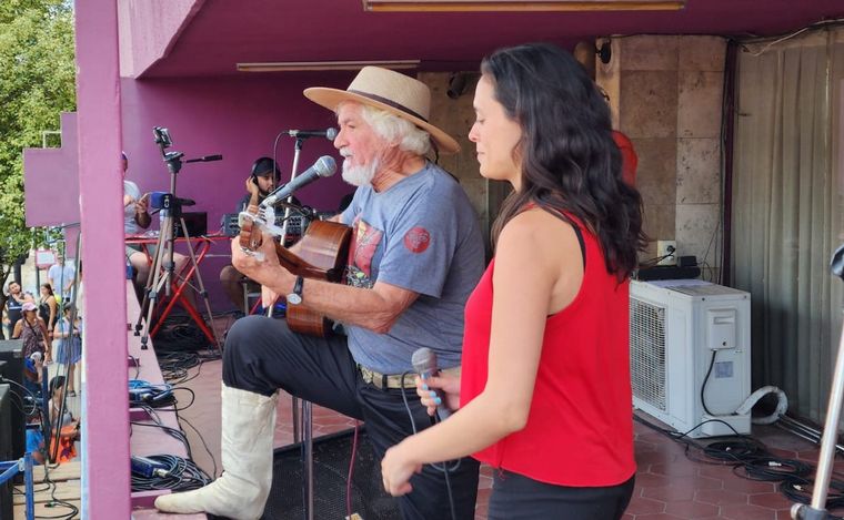 AUDIO: Orlando Vera Cruz calentó la peña de Cosquín con la presentación de Rony Vargas