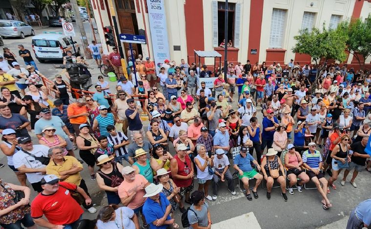 Orlando Vera Cruz calentó la peña de Cosquín con la presentación de Rony Vargas.