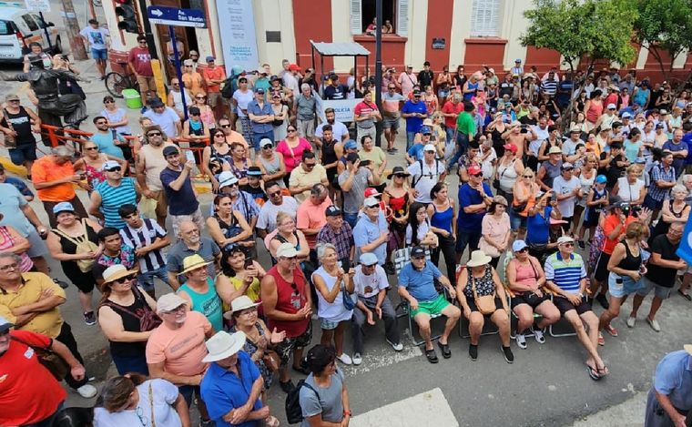 Orlando Vera Cruz calentó la peña de Cosquín con la presentación de Rony Vargas.