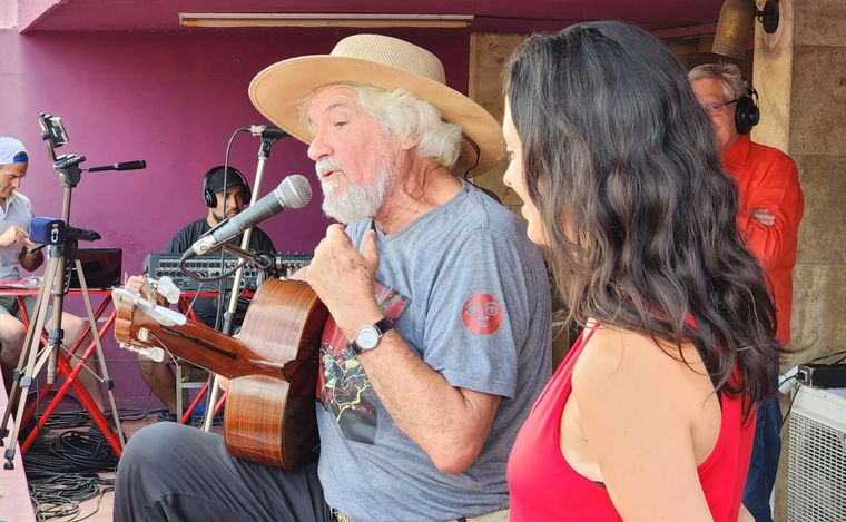 Orlando Vera Cruz calentó la peña de Cosquín con la presentación de Rony Vargas.
