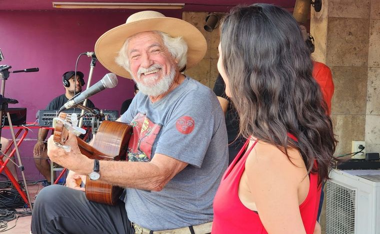 Orlando Vera Cruz calentó la peña de Cosquín con la presentación de Rony Vargas.