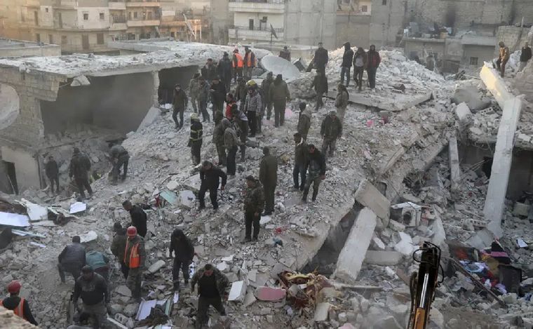 FOTO: Dieciséis muertos al derrumbarse un edificio en Siria por filtraciones de agua. (AFP)
