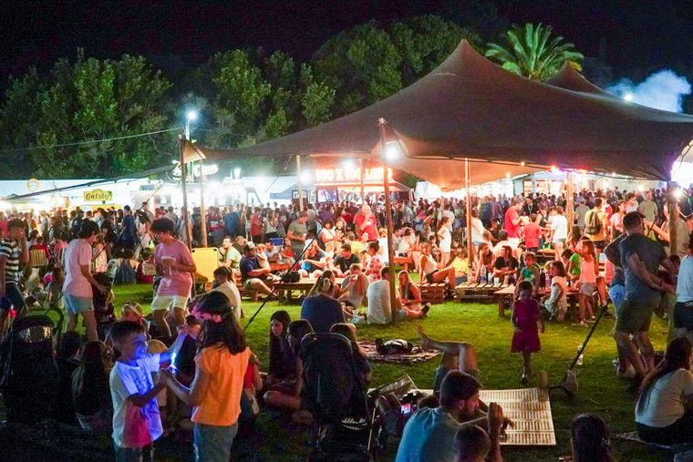 Alta Gracia vivió la segunda noche del Festival Mionca, con música y gastronomía.