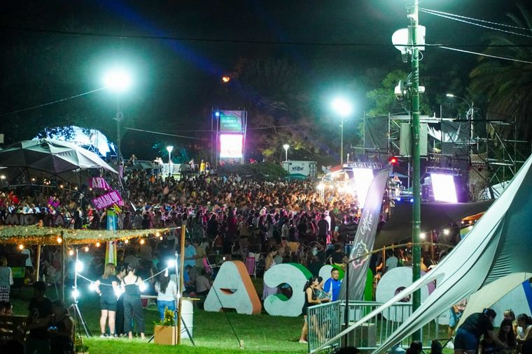 Alta Gracia vivió la segunda noche del Festival Mionca, con música y gastronomía.