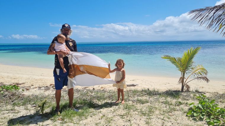 FOTO: De diplomático a marido amo de casa en las Islas Fiji