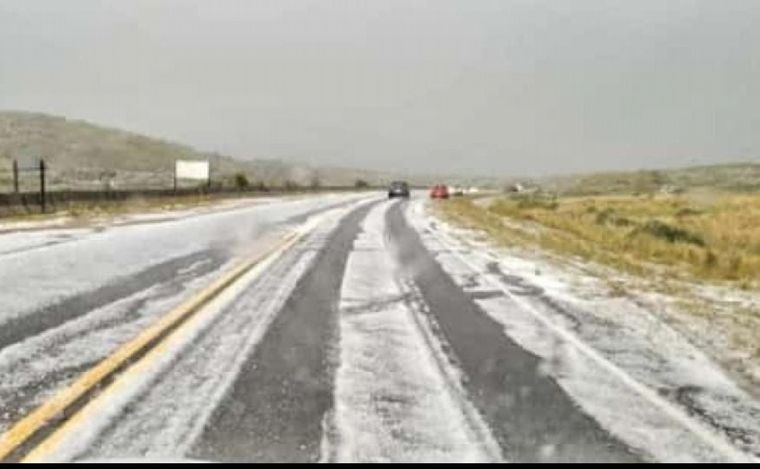 Cayó granizo en las Altas Cumbres y se cubrió la carpeta asfáltica.