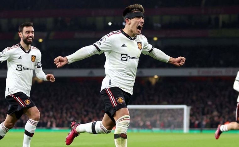 Lisandro Martínez festeja el segundo tanto del Machester United.