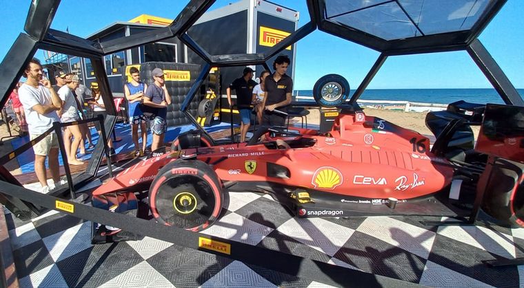 El simulador Ferrari de F1 en la Casa Pirelli de Pinamar.