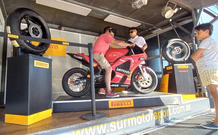El simulador de MotoGP tambien disfrutado en la Costa Atlántica.