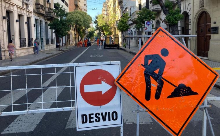 FOTO: Cortes y desvíos en el centro de Rosario por trabajos de mantenimiento en calles.