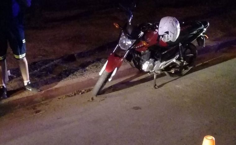 FOTO: La moto que intentaron sustraerle al policía.