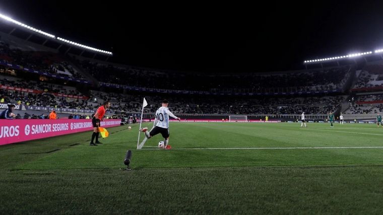 FOTO: Lionel Messi lanza un córner en el estadio Más Monumental. 