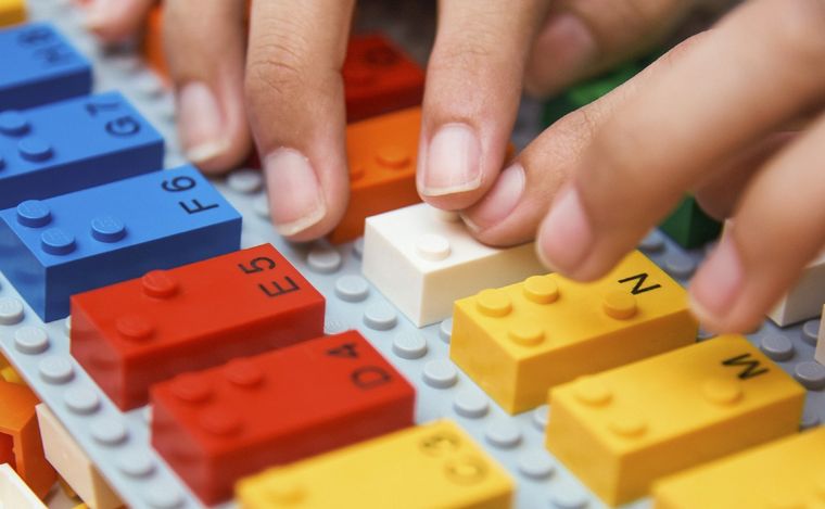FOTO: Lego diseñó piezas de braille para aprender a leer