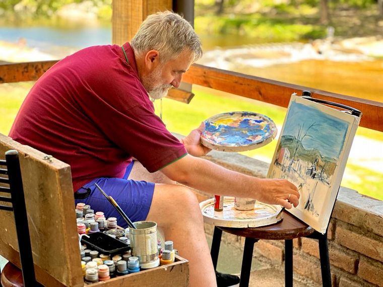 Orlando morales pintando en Las Albahacas