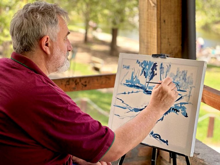 Orlando morales pintando en Las Albahacas