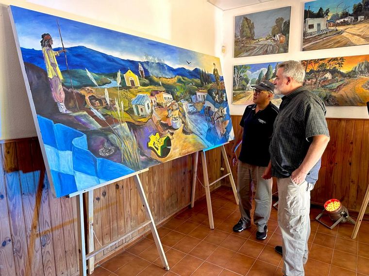 Orlando morales pintando en Las Albahacas