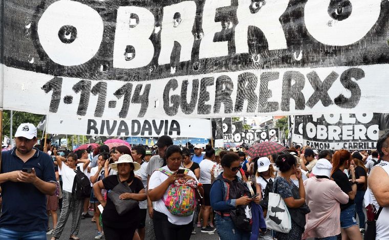 FOTO: Marchas en Buenos Aires contra el recorte de planes sociales.