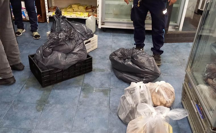 FOTO: Secuestraron más de 100 kilogramos de alimentos para la venta en mal estado.