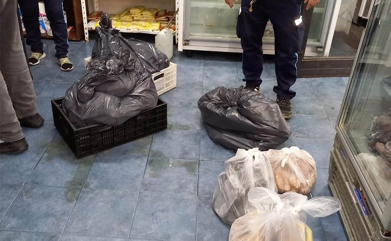 Secuestraron más de 100 kilogramos de alimentos para la venta en mal estado.