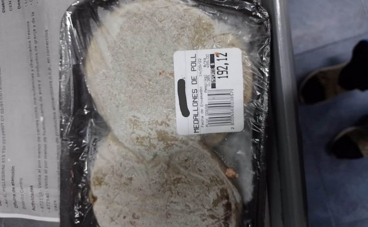 FOTO: Secuestraron más de 100 kilogramos de alimentos para la venta en mal estado. 
