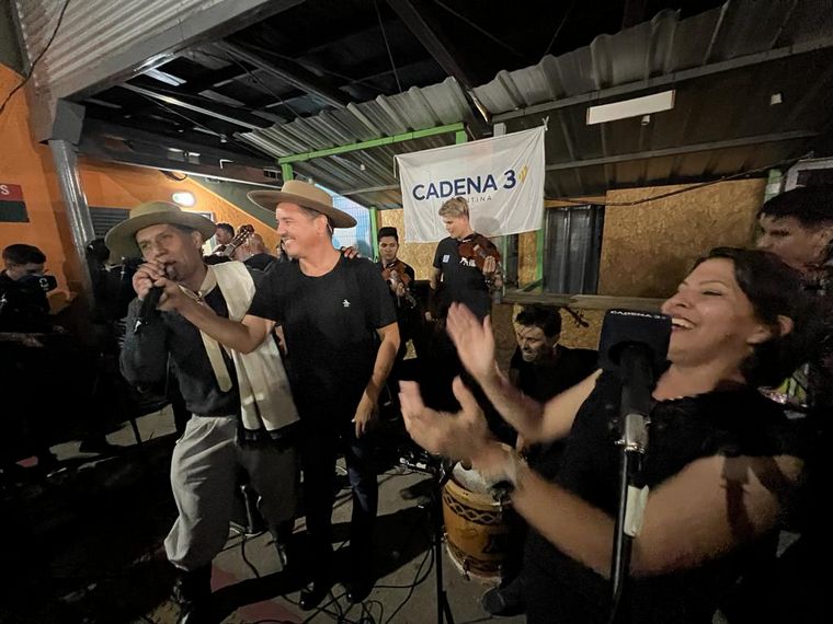 La Peña de Cosquín calentó motores de la quinta luna coscoína