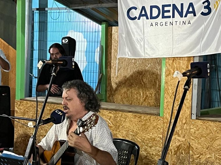 La Peña de Cosquín calentó motores de la quinta luna coscoína