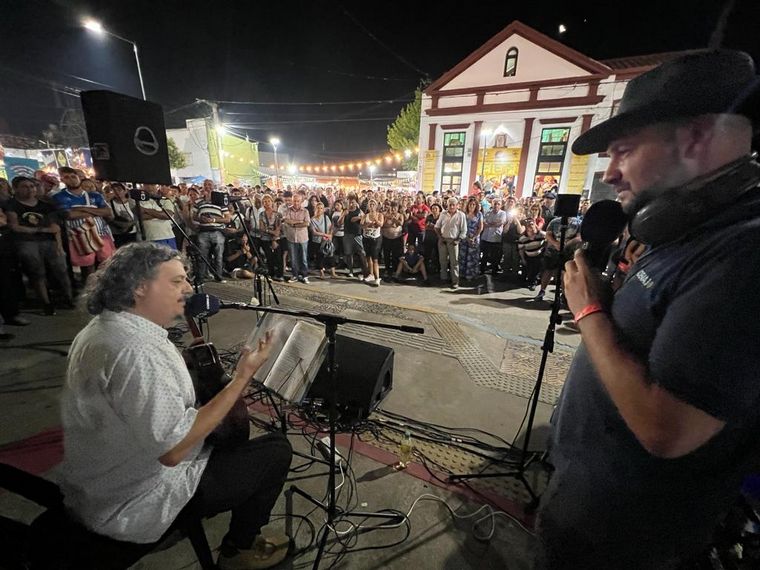 La Peña de Cosquín calentó motores de la quinta luna coscoína
