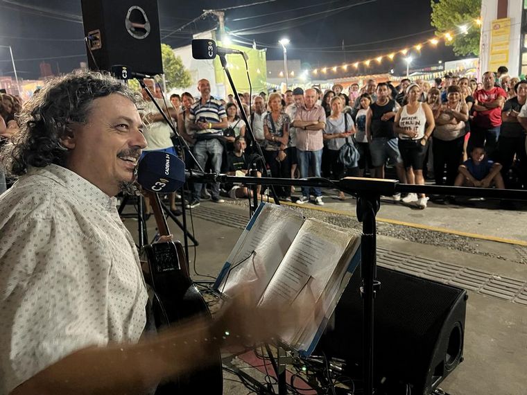 La Peña de Cosquín calentó motores de la quinta luna coscoína